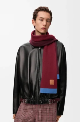 Asymmetric Scarf in Wool Asymmetric Scarf in Wool