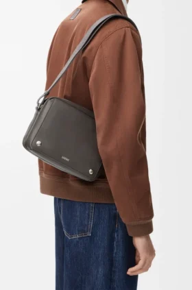 Medium Pebble Messenger Bag in Smooth Calfskin