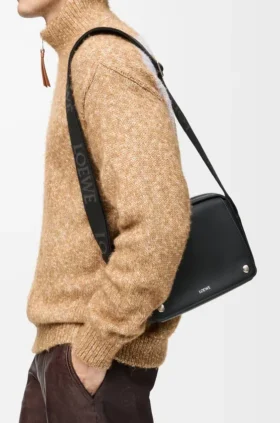 Medium Pebble Messenger Bag in Smooth Calfskin